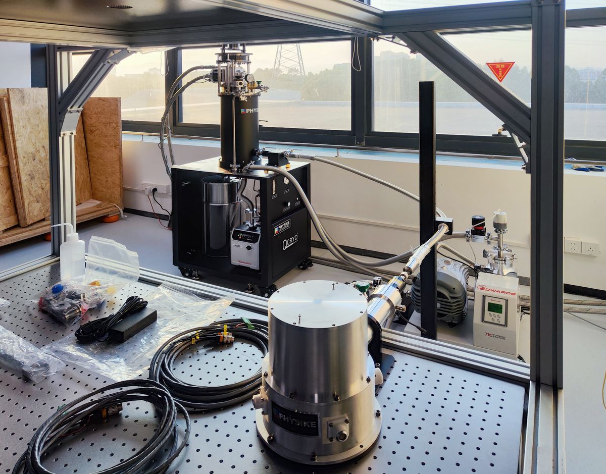 集成納米定位臺(tái)和掃描臺(tái)的干式顯微低溫系統(tǒng)安裝成功