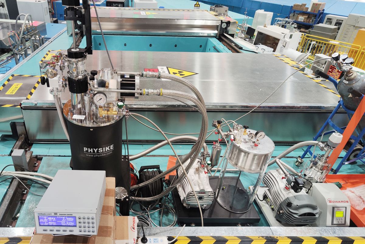 用于中子散射的頂部裝卸型1.5K制冷機(jī)安裝成功